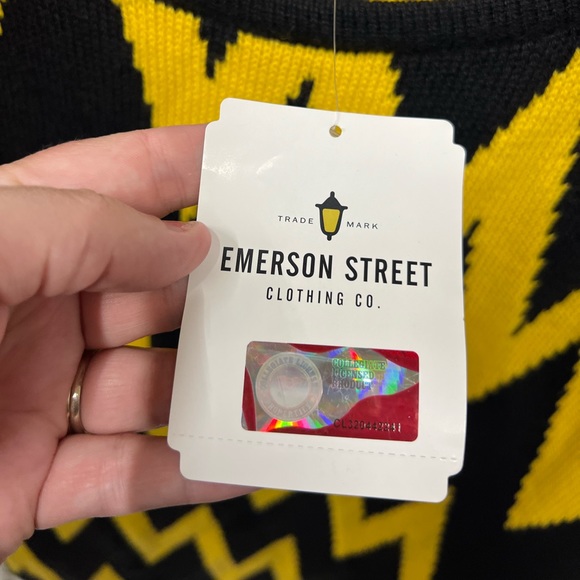 NWT Emerson Street Iowa Hawkeyes Sweater Cape - Picture 4 of 4